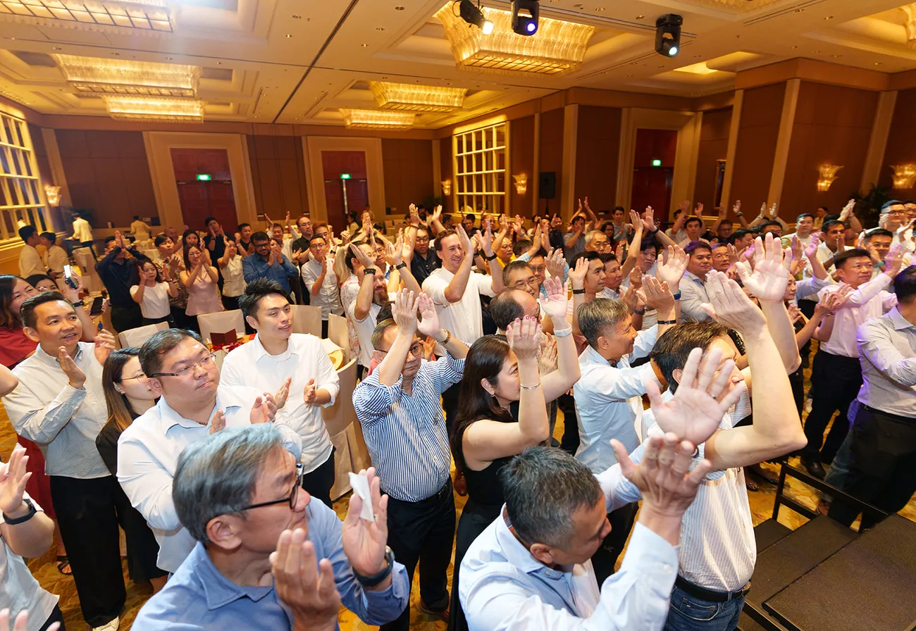 A full room applauding from the floor